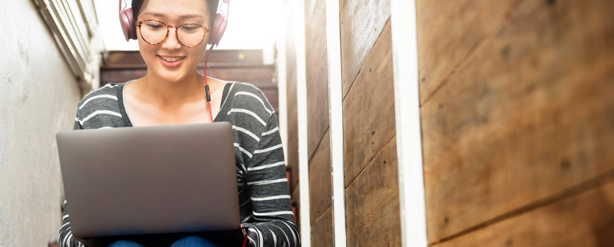 Woman attending a hybrid college course online